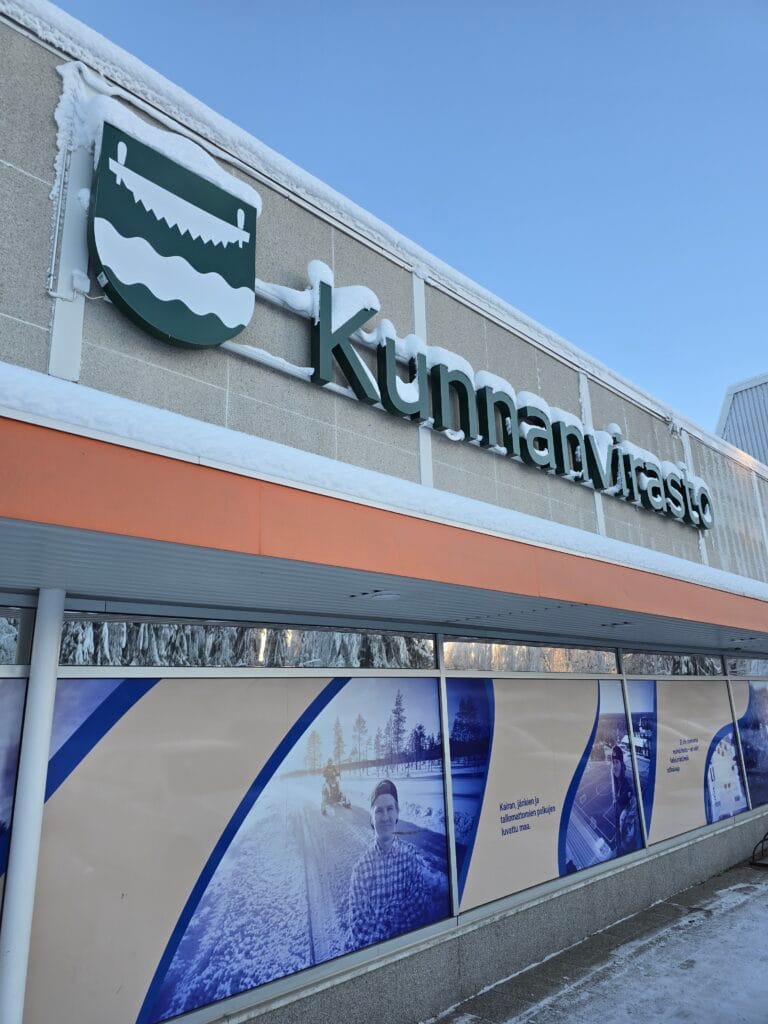 Ranuan kunnanviraston julkisivu talvella.